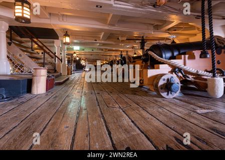 Ponts d'armes en bois sur le HMS Victory, célèbre navire dans le chantier naval historique de Portsmouth. Février 2024. Banque D'Images