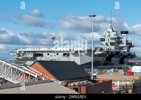 Le navire amiral de la flotte navale britannique, le HMS Queen Elizabeth, accoste dans la base navale de Portsmouth. Février 2024 Banque D'Images