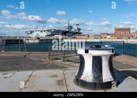 Le navire amiral de la flotte navale britannique, le HMS Queen Elizabeth, accoste dans la base navale de Portsmouth. Février 2024. Banque D'Images