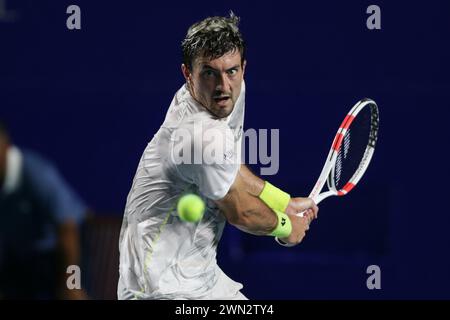 Acapulco, Mexique. 28 février 2024. Sebastian Ofner, d'Autriche, fait son retour lors de la 16e manche masculine contre Alex de Minaur, d'Australie, lors du tournoi ATP Mexican Open 2024 à Acapulco, Mexique, le 28 février 2024. Crédit : Francisco Canedo/Xinhua/Alamy Live News Banque D'Images