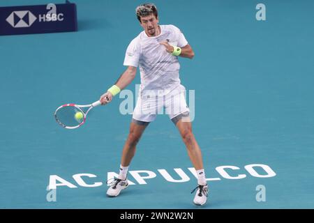 Acapulco, Mexique. 28 février 2024. Sebastian Ofner, d'Autriche, fait son retour lors de la 16e manche masculine contre Alex de Minaur, d'Australie, lors du tournoi ATP Mexican Open 2024 à Acapulco, Mexique, le 28 février 2024. Crédit : Francisco Canedo/Xinhua/Alamy Live News Banque D'Images
