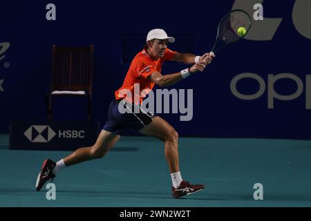 Acapulco, Mexique. 28 février 2024. Alex de Minaur, de l'Australie, fait son retour lors du match de la 16e ronde masculine contre Sebastian Ofner, de l'Autriche, au tournoi ATP Mexican Open 2024 à Acapulco, au Mexique, le 28 février 2024. Crédit : Francisco Canedo/Xinhua/Alamy Live News Banque D'Images