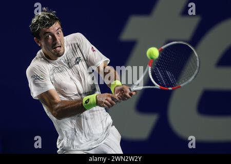 Acapulco, Mexique. 28 février 2024. Sebastian Ofner, d'Autriche, fait son retour lors de la 16e manche masculine contre Alex de Minaur, d'Australie, lors du tournoi ATP Mexican Open 2024 à Acapulco, Mexique, le 28 février 2024. Crédit : Francisco Canedo/Xinhua/Alamy Live News Banque D'Images