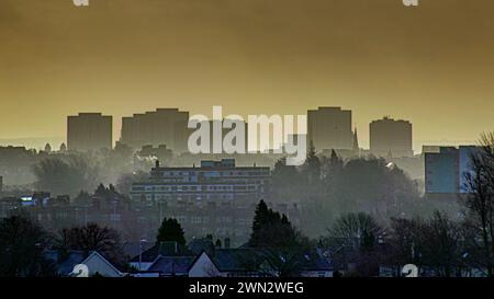 Glasgow, Écosse, Royaume-Uni. 29 février 2024. Météo britannique : les jours de pluie ont vu un temps pluvieux et une ville sombre comme le mauvais temps continue. Crédit Gerard Ferry/Alamy Live News Banque D'Images