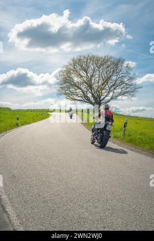 Les deux motards naviguant sur des motos à travers la route rurale en plein jour à Runkel, Hesse Allemagne Banque D'Images