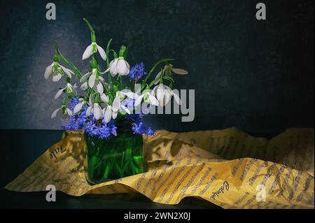 Fleurs abstraites de gouttes de neige en vase sur table noire Banque D'Images