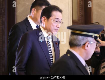 Tokyo, Japon. 29 février 2024. Le premier ministre japonais Fumio Kishida quitte la Diète nationale à Tokyo après avoir assisté à la session du comité d'éthique politique de la Chambre basse pour s'excuser du scandale des fonds politiques du Parti libéral démocrate (PLD) au pouvoir le jeudi 29 février 2024. (Photo de Yoshio Tsunoda/AFLO) Banque D'Images
