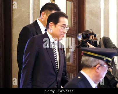Tokyo, Japon. 29 février 2024. Le premier ministre japonais Fumio Kishida quitte la Diète nationale à Tokyo après avoir assisté à la session du comité d'éthique politique de la Chambre basse pour s'excuser du scandale des fonds politiques du Parti libéral démocrate (PLD) au pouvoir le jeudi 29 février 2024. (Photo de Yoshio Tsunoda/AFLO) Banque D'Images
