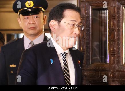 Tokyo, Japon. 29 février 2024. Le premier ministre japonais Fumio Kishida arrive à la Diète nationale à Tokyo alors qu'il assiste à la session du comité d'éthique politique de la Chambre basse pour s'excuser du scandale des fonds politiques du Parti libéral démocrate (PLD) au pouvoir le jeudi 29 février 2024. (Photo de Yoshio Tsunoda/AFLO) Banque D'Images