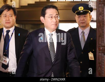Tokyo, Japon. 29 février 2024. Le premier ministre japonais Fumio Kishida arrive à la Diète nationale à Tokyo alors qu'il assiste à la session du comité d'éthique politique de la Chambre basse pour s'excuser du scandale des fonds politiques du Parti libéral démocrate (PLD) au pouvoir le jeudi 29 février 2024. (Photo de Yoshio Tsunoda/AFLO) Banque D'Images