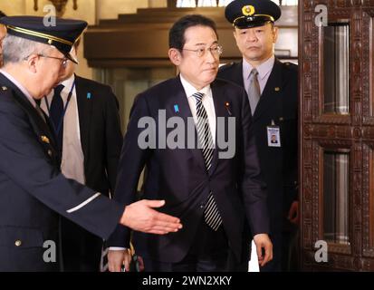 Tokyo, Japon. 29 février 2024. Le premier ministre japonais Fumio Kishida arrive à la Diète nationale à Tokyo alors qu'il assiste à la session du comité d'éthique politique de la Chambre basse pour s'excuser du scandale des fonds politiques du Parti libéral démocrate (PLD) au pouvoir le jeudi 29 février 2024. (Photo de Yoshio Tsunoda/AFLO) Banque D'Images
