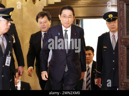 Tokyo, Japon. 29 février 2024. Le premier ministre japonais Fumio Kishida arrive à la Diète nationale à Tokyo alors qu'il assiste à la session du comité d'éthique politique de la Chambre basse pour s'excuser du scandale des fonds politiques du Parti libéral démocrate (PLD) au pouvoir le jeudi 29 février 2024. (Photo de Yoshio Tsunoda/AFLO) Banque D'Images