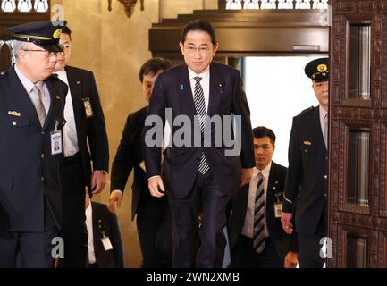 Tokyo, Japon. 29 février 2024. Le premier ministre japonais Fumio Kishida arrive à la Diète nationale à Tokyo alors qu'il assiste à la session du comité d'éthique politique de la Chambre basse pour s'excuser du scandale des fonds politiques du Parti libéral démocrate (PLD) au pouvoir le jeudi 29 février 2024. (Photo de Yoshio Tsunoda/AFLO) Banque D'Images