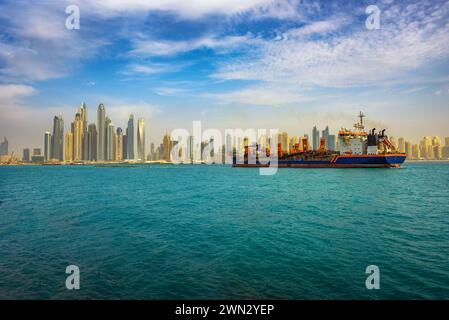 Cargo naviguant vers le port de plaisance de Dubaï Banque D'Images