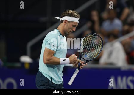 Acapulco, Mexique. 28 février 2024. Casper Ruud, de Norvège, célèbre lors du match de deuxième tour en simple masculin contre Dusan Lajovic, de Serbie, au tournoi ATP Mexican Open 2024 à Acapulco, Mexique, le 28 février 2024. Crédit : Francisco Canedo/Xinhua/Alamy Live News Banque D'Images