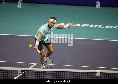 Acapulco, Mexique. 28 février 2024. Casper Ruud, de Norvège, fait son retour lors du match de deuxième tour en simple masculin contre Dusan Lajovic, de Serbie, au tournoi ATP Mexican Open 2024 à Acapulco, Mexique, le 28 février 2024. Crédit : Li Mengxin/Xinhua/Alamy Live News Banque D'Images
