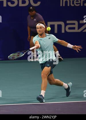 Acapulco, Mexique. 28 février 2024. Casper Ruud, de Norvège, fait son retour lors du match de deuxième tour en simple masculin contre Dusan Lajovic, de Serbie, au tournoi ATP Mexican Open 2024 à Acapulco, Mexique, le 28 février 2024. Crédit : Li Mengxin/Xinhua/Alamy Live News Banque D'Images