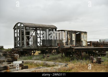 Voitures anciennes et abandonnées devant le Musée de la gare ferroviaire, Carnarvon (WA) Banque D'Images