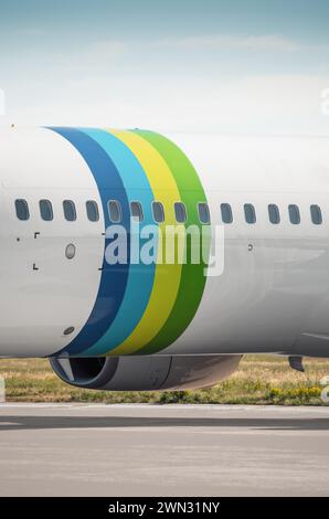 Fuselage d'avion de passagers. Image verticale de la section de fuselage avec des anneaux colorés. Vue rapprochée d'un avion stationné sur l'aire de trafic. Banque D'Images