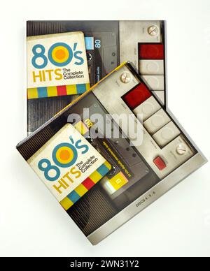 80s Hits The Complete Collection CD vintage look housses en papier d'art sur vue de dessus blanche Banque D'Images
