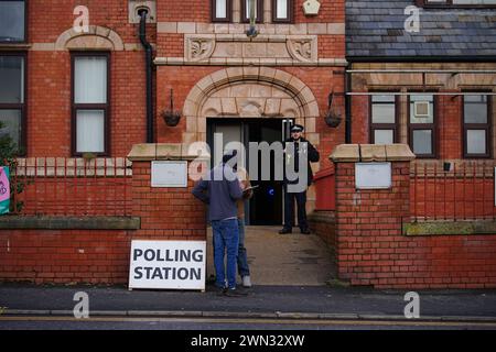 Les gens au Castlemere Community Centre à Rochdale alors que le vote ...