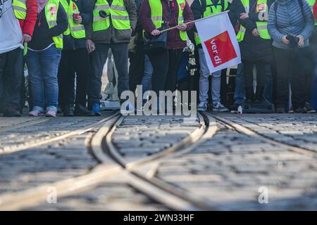 29 février 2024, Saxe-Anhalt, Halle (Saale) : les employés de Hallesche Verkehrs-AG (HAVAG) se tiennent devant un dépôt lors d'une grève d'avertissement. Le syndicat Verdi a appelé les employés du secteur des transports publics dans plusieurs états fédéraux à faire une grève d'avertissement dans le conflit salarial national en cours dans le cadre des négociations régionales. Photo : Jan Woitas/dpa Banque D'Images