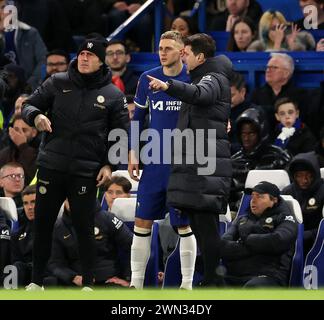 Londres, Royaume-Uni. 28 février 2024. Jimi Tauriainen de Chelsea parle à Mauricio Pochettino manager de Chelsea alors qu'il fait ses débuts lors du match de FA Cup à Stamford Bridge, Londres. Le crédit photo devrait se lire comme suit : David Klein/Sportimage crédit : Sportimage Ltd/Alamy Live News Banque D'Images