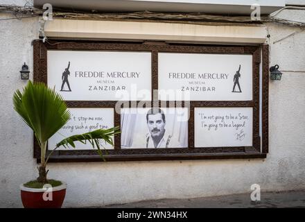 Un panneau devant le musée Freddie Mercury à Stone Town, Zanzibar, Tanzanie Banque D'Images