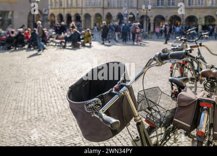 MUNSTER, RHÉNANIE DU NORD-WESTPHALIE, ALLEMAGNE - 30 MARS 2019 : vélos garés près du Prinzipalmarkt dans la vieille ville de Munster en Allemagne. Les gens sont s. Banque D'Images