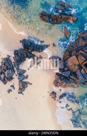 vue aérienne par drone d'un rivage rocheux Banque D'Images