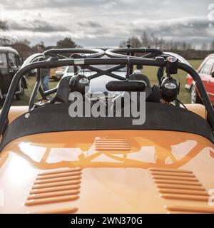 Une paire de casques d'interphone Autocom sur la cage de roulement d'un Caterham Superlight au Banbury car and Bike Meet Banque D'Images