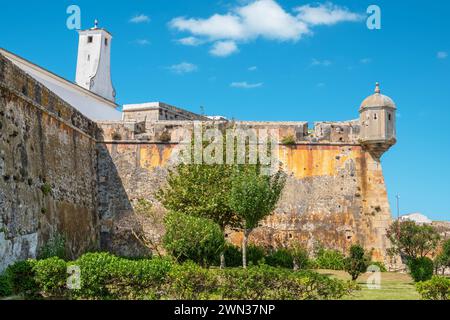 Murs défensifs et bastions de la forteresse médiévale à Peniche. Leiria, Portugal Banque D'Images