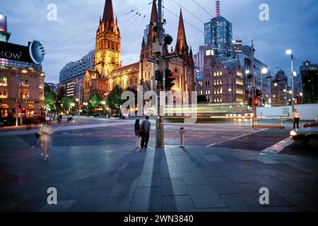 Vue sur la cathédrale néo-gothique de Melbourne à l'heure bleue Banque D'Images