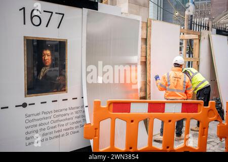 Les entrepreneurs complètent une réserve protectrice qui montre le visage de Samuel Pepys et les dates historiques du 12ème siècle L'église All Hallows est entourée par l'activité de construction moderne dans la ville de Londres, le quartier financier de la capitale, le 28 février 2024, à Londres, en Angleterre. Toutes les taches de reliefs (qui signifie construit à partir de pierre, pas de bois) ont survécu au Grand incendie de Londres en 1666 et malgré de lourds dommages, au Blitz de la seconde Guerre mondiale. Le site situé au 50 Fenchurch comprend actuellement la coloration de la tour de tous les reliefs classée Grade I et la crypte de la chapelle Lambe classée Grade II, mais la construction l’est Banque D'Images