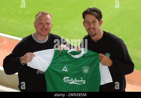 La nouvelle signature de Hibs, Derek Townsley, photographiée à Easter Road, Édimbourg aujourd’hui, lundi 7 septembre 2001, avec le manager Alex McLeish. Banque D'Images