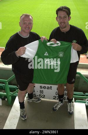 La nouvelle signature de Hibs, Derek Townsley, photographiée à Easter Road, Édimbourg aujourd’hui, lundi 7 septembre 2001, avec le manager Alex McLeish. Banque D'Images