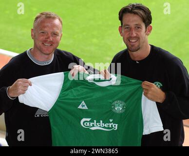 La nouvelle signature de Hibs, Derek Townsley, photographiée à Easter Road, Édimbourg aujourd’hui, lundi 7 septembre 2001, avec le manager Alex McLeish. Banque D'Images