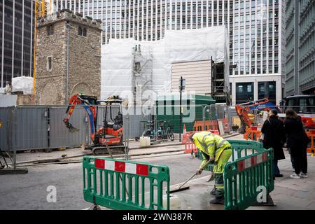 L'église All Hallows du 12ème siècle est entourée par l'activité de construction moderne dans la City de Londres, le quartier financier de la capitale, le 28 février 2024, à Londres, en Angleterre. Toutes les taches de reliefs (qui signifie construit à partir de pierre, pas de bois) ont survécu au Grand incendie de Londres en 1666 et malgré de lourds dommages, au Blitz de la seconde Guerre mondiale. Le site situé au 50 Fenchurch comprend actuellement la coloration de la tour de tous les reliefs classée Grade I et la crypte de chapelle Lambe classée Grade II, mais la construction est maintenant en cours pour un espace de bureaux flexible de 62 000 m² à proximité. Banque D'Images