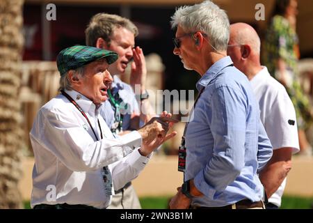 Sakhir, Bahreïn. 29 février 2024. (De gauche à droite) : Jackie Stewart (GBR) avec Damon Hill (GBR) présentateur Sky Sports. Championnat du monde de formule 1, Rd 1, Grand Prix de Bahreïn, jeudi 29 février 2024. Sakhir, Bahreïn. Crédit : James Moy/Alamy Live News Banque D'Images