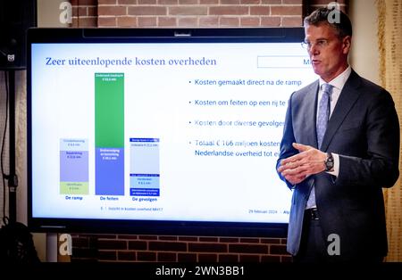 LA HAYE - le Président Pieter Duisenberg de la Cour des comptes lors d'une présentation d'une étude sur les coûts encourus par le gouvernement en raison de l'abattage de l'avion MH17 en 2014. Le Cabinet avait chargé le vérificateur général de réaliser cette étude. ANP ROBIN UTRECHT pays-bas Out - belgique Out Banque D'Images