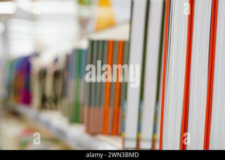 Rangées de différents livres colorés sur les étagères de la librairie urbaine moderne Banque D'Images