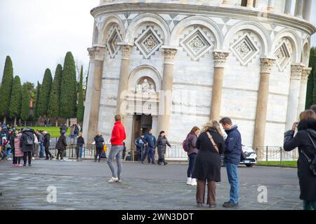 Pise, Italie – 02 janvier 2024 : touristes devant la Tour penchée Banque D'Images