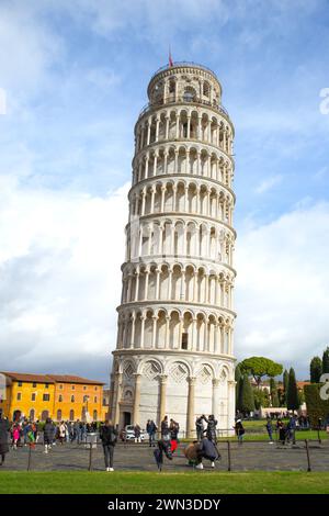 Pise, Italie – 02 janvier 2024 : touristes prenant des photos devant la Tour penchée Banque D'Images