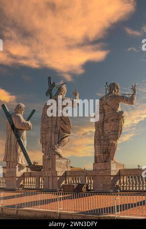 Statue de Jésus et des saints au sommet de la basilique Saint-Pierre, Cité du Vatican, Rome, Italie statues des saints au coucher du soleil superposées Place Peter Banque D'Images