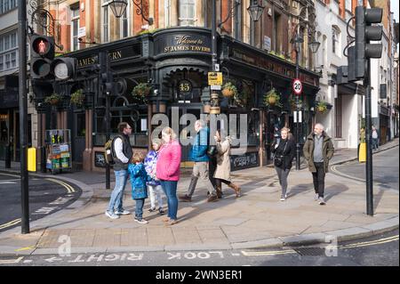 Les gens marchent à Soho à l'extérieur de St James Tavern, un pub traditionnel à l'angle de Great Windmill Street et Denman Street Soho London UK Banque D'Images