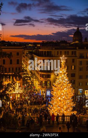 Marches espagnoles avec arbre de Noël au coucher du soleil pendant la période de Noël à Rome, Italie Banque D'Images