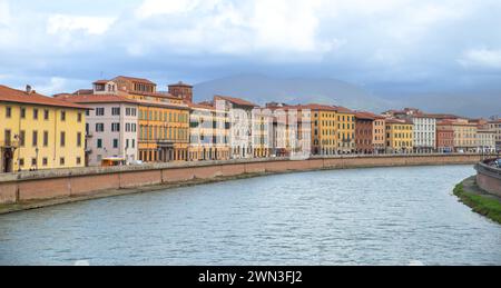 Arno berges bâtiments à Pise, Italie Banque D'Images