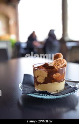 un tiramisu dans une tasse en verre Banque D'Images