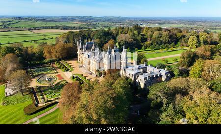 Une vue aérienne surplombant Waddesdon Manor maison de campagne dans le village de Waddesdon, dans le Buckinghamshire, Angleterre Banque D'Images