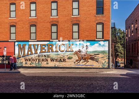 Fort Worth, États-Unis - 4 novembre 2023 : vue sur l'architecture en briques et la rue principale à Stockyards, l'ancienne zone de vente de bétail de Dallas, États-Unis. Banque D'Images